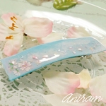 春の青空に舞う桜のバレッタ
