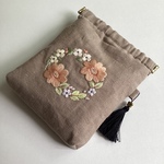 バネポーチ　リースの刺繡