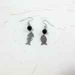 魚とホネのピアス　オニキス