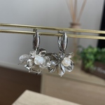 パールとシルバーフラワーのピアス