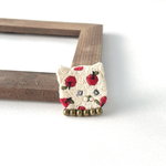 猫の刺繍ブローチ【たっぷりりんご】