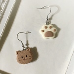 （訳あり）クッキー風　肉球猫ちゃん　アシンメトリー ピアス