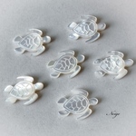 高品質ホワイトシェルAAA　亀シェイプ17×13×3mm 1個　天然石パーツ販売