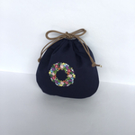 花の刺繍のポーチ