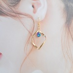 ひねり×オーロラブルードロップのキラキラ大ぶりイヤリング/ピアス（夏・ブルー・オーロラ・ツイスト・雫・ガラス・シンプル・花・上品・大人可愛い・揺れる）