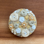 ビーズ刺繍くるみボタン（ヘアゴム/ブローチ）