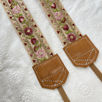 【NEW 送料無料】　ゴールドピンク　花柄　カメラストラップ　カメラショルダーストラップ　刺繍リボン