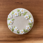 刺繍くるみボタン（ヘアゴム/ブローチ）