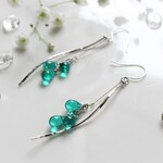 シルバー925＊緑の水滴と風の流れのピアス＊イヤリングに変更可能＊チェコガラス＊揺れる＊緑