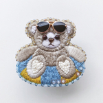 浮き輪に乗ったくま　刺繍ブローチ　ベージュ