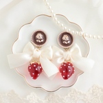 レッド🍓ブラウン 大ぶりいちごとリボンのピアス/イヤリング