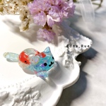 イヤーカフ✵海老ネコちゃん🦐🐈(左耳or右耳) 送料無料 じゃれ猫 レジン 蓄光