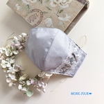 💓ワイド幅　グレー播州織と接触冷感メッシュニットで作った立体マスク　リバティベッツィベリー&オフホワイトハイボビンレース   ペールグレーリボン　ポケットタイプ
