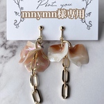 【mnymn様専用】カフェオレの花びらピアス（樹脂フックタイプ）