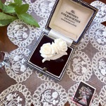 英国買い付け♪アンティークブローチ　手彫りの薔薇のブローチ　