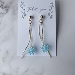 【セール中✨】キラキラ星のチャームとウェーブメタルのピアス(ライトブルー)　　　イヤリング変更OK