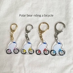 自転車に乗る しろくまのキーホルダー