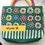 カラフル花模様のグリーンバッグ