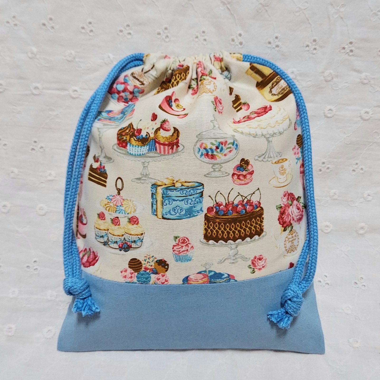 ケーキ、スイーツ柄ハンドメイド 給食袋 、巾着袋、コップ入れ、水色 - 2525HELENA'S GALLERY | minne 国内最大級の ハンドメイド・手作り通販サイト ケーキ、スイーツ柄ハンドメイド 給食袋 、巾着袋、コップ入れ、水色 - 2525HELENA'S GALLERY | minne 国内最大級の ハンドメイド・手作り通販サイト