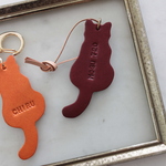革のキーホルダー(猫/おすわり)※刻印無料サービス