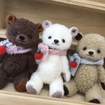 ハンドメイド林檎🍎あみぐるみモチーフピンを付けたモコモコ3兄弟テディベア風ホワイトクマ🐻ぬいぐるみ