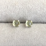 【SALE★30％OFF】天然石ピアス：ペリドット(ローズカットカボション4㎜)