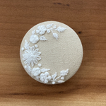刺繍くるみボタン（ヘアゴム/ブローチ）