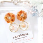 オレンジの花のイヤリング