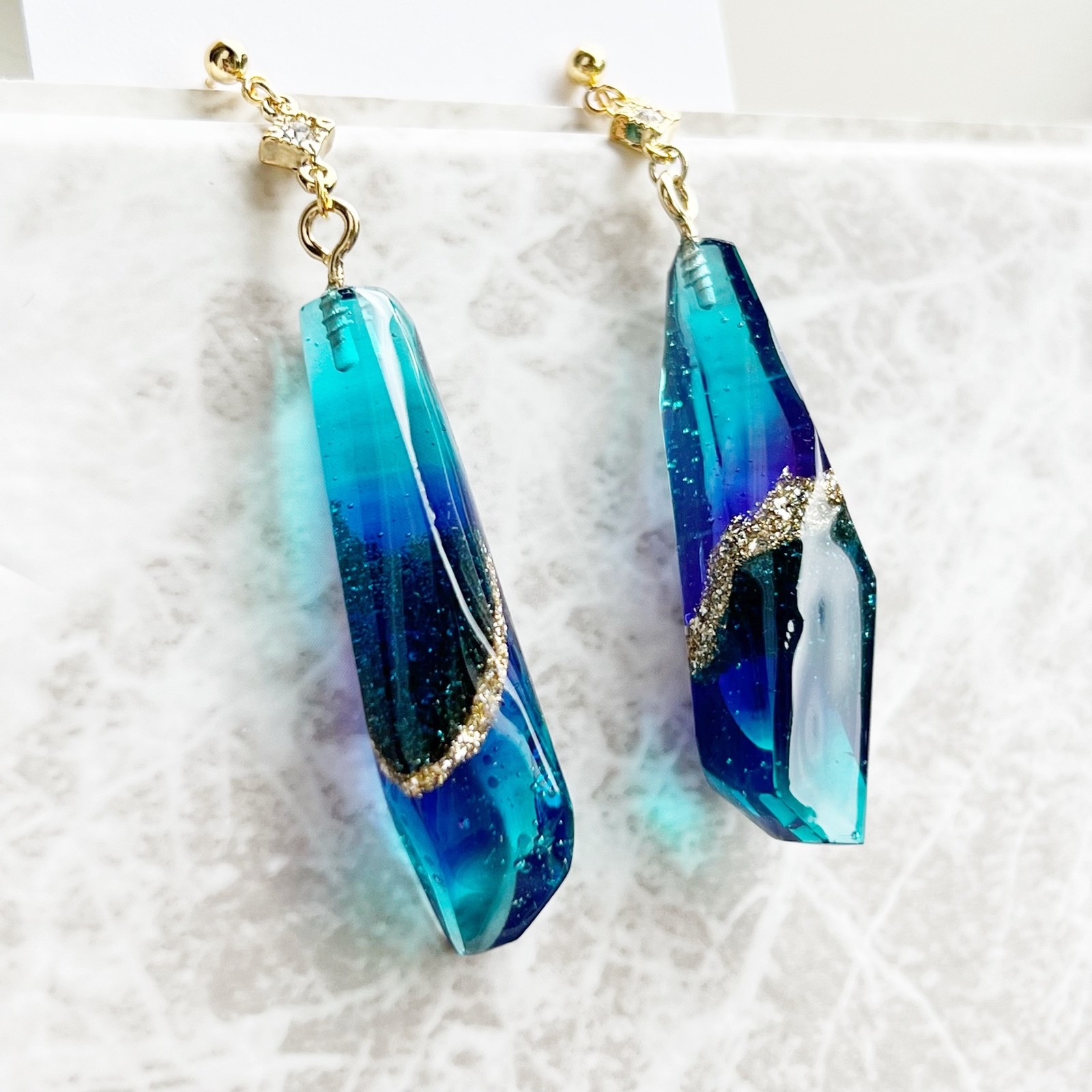 幻想的なレジン鉱物ピアス・イヤリング フローライト風 鉱石