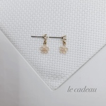 お花(クリーム色)とクリスタルのチタンポストピアス