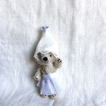 さんかく帽子くま／ミニチュアテディベア／【７cm】小さなぬいぐるみ／１点もの／エコファー生地／ミニチュアドール／クマ