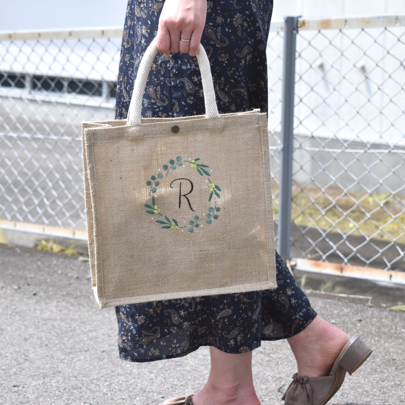 選べるイニシャル》ボタニカル刺繍のサマーバッグ ジュート