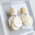 〈white〉マザーオプパール×シェル　大ぶりピアス/イヤリング