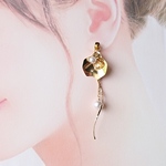 2way 花びらとパール 揺れるピアス ひねりツイストパーツ パーツ変更 樹脂ピアス 