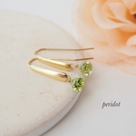 揺れるペリドットのピアス 宝石質 トライアングル ファセットカット サージカルステンレス フックピアス 8月の誕生石 定形外送料無料