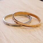 【シークレット刻印・ペアバングル】汗や水に強いステンレス製　開閉式ウェーブペアバングル
