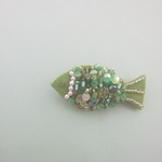ビーズ刺繍のお魚ブローチ 緑