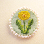 たんぽぽ刺繍のパールビーズブローチ