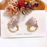 ピンクベージュとゴールドリングのピアス　イヤリング　ビジュー　レジン　金属アレルギー対応　パーツ変更無料　