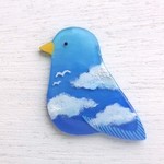 青色の空と小鳥のブローチ