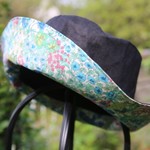 おしゃれな花の黒い帽子