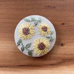 刺繍くるみボタン（ヘアゴム/ブローチ）