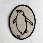手刺繍ブローチ【闊歩するヒゲペンギン】