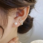 人気商品【再販です‼︎】パール＆フラワーカフのピアス（ピアス）　　　　〇人気〇パールピアス〇ランキング〇シック〇ゴールド〇小振り◯小ぶり◯小さいピアス〇軽い○イヤーカフ〇お花のピアス〇フラワー