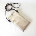 シャンパンゴールドのスマホポシェット