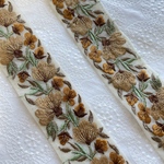 カメラストラップ　【オーダーメイド作品】ブラウンオレンジ花柄　オリジナルカメラストラップ　ショルダーストラップ　刺繍リボン　刺繍リボンストラップ