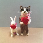noz118 おでこ猫さん、ウサギさんとハートをお届け