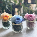 新作：⌘3色から選べるガラスの花器のアレンジ　Inès2　ピンク　青　オレンジ　開店祝い　新築祝い　結婚祝い　お供え　プリザーブドフラワー　引き出物　プチギフト　プリザーブドフラワー　仏花　仏花　仏花