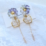 お花レジンと揺れるビジューチャームのピアス/イヤリング