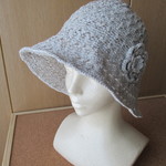 「値下げ」ワイアー入りの透かし編み帽子